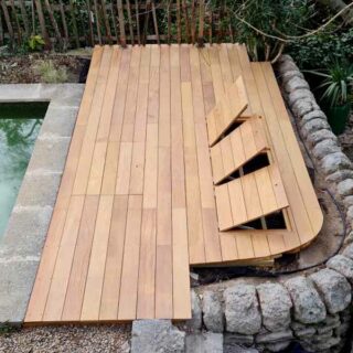Bain de soleil sur-mesure en bois pour piscine | Montpellier