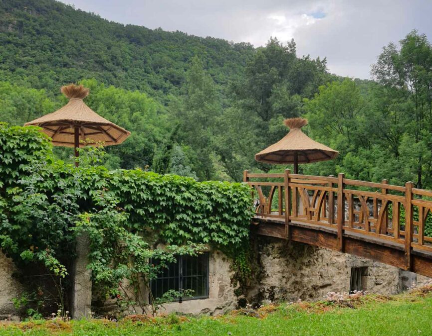 Quel parasol en paille choisir pour une terrasse ou un jardin ?