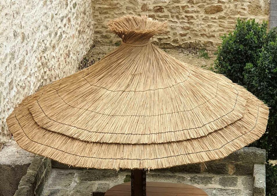 Parasol paillote sur mesure : pourquoi privilégier une fabrication artisanale ?