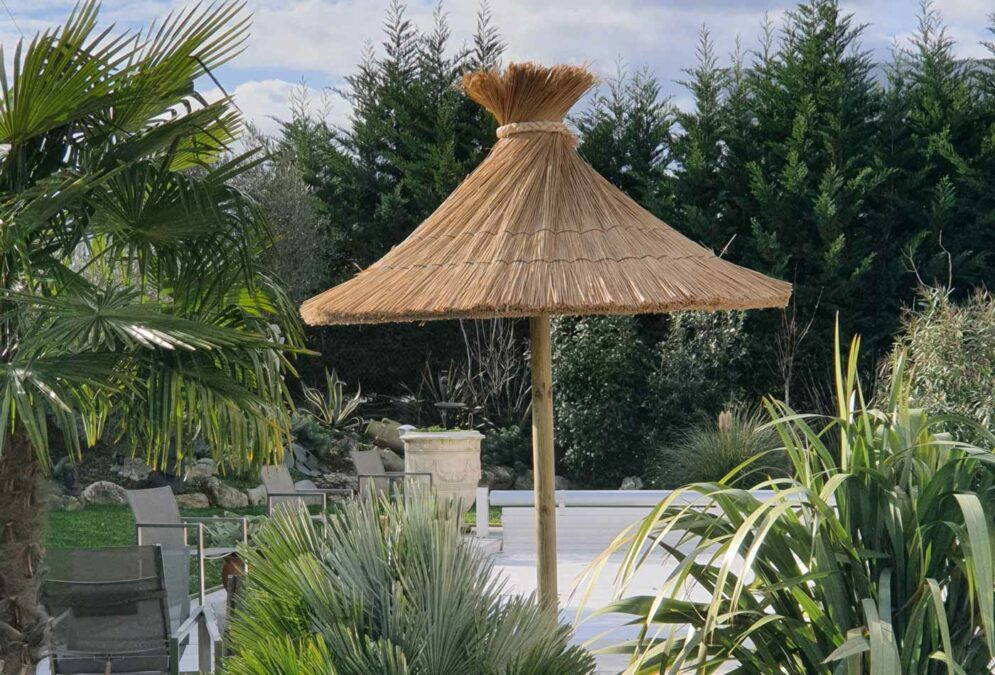 Parasol paillote et aménagement extérieur : créer une terrasse cohérente
